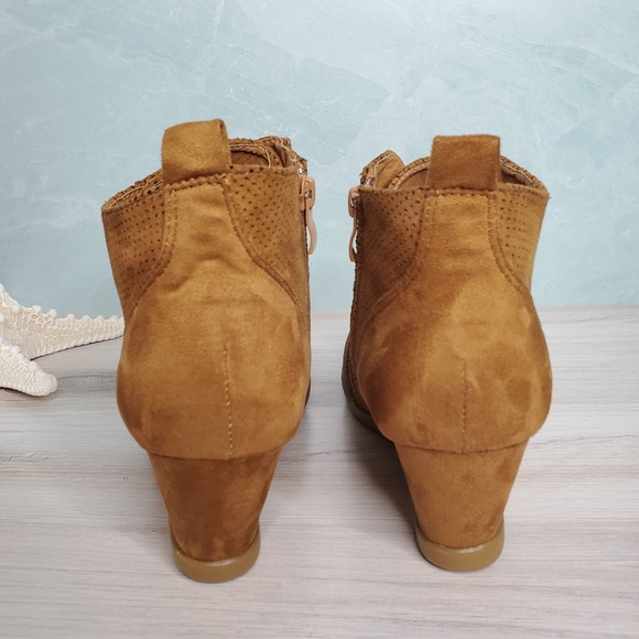 New! Sporty Tan Pinhole Wedges Bootie - Picture 4 of 6